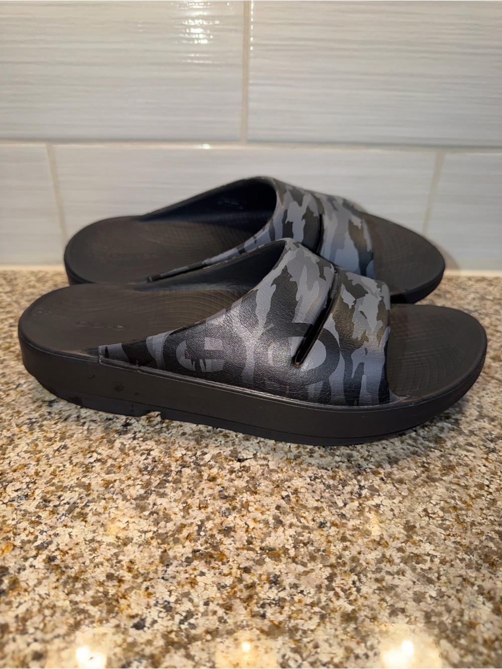 OOFOS Women's Black and Gray Camo Slide Sandals Men’s 6 Women’s 8